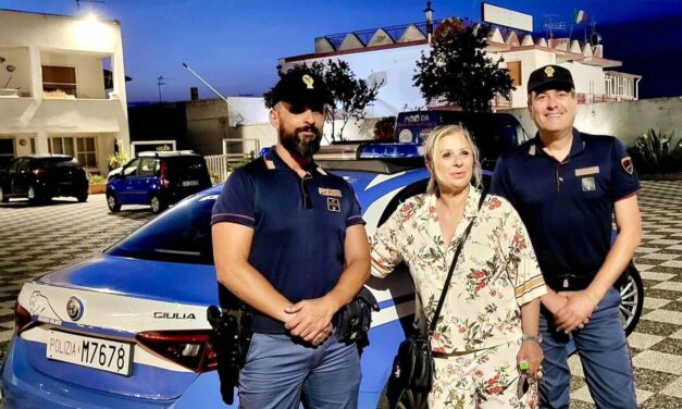 Tina Cipollari “fermata” dalla polizia, la Questura posta la foto. E sui social esplode la polemica