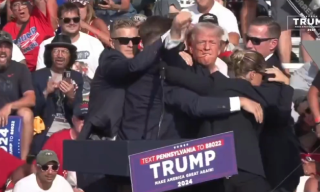 Spari contro Donald Trump, l’ex presidente ferito a un orecchio