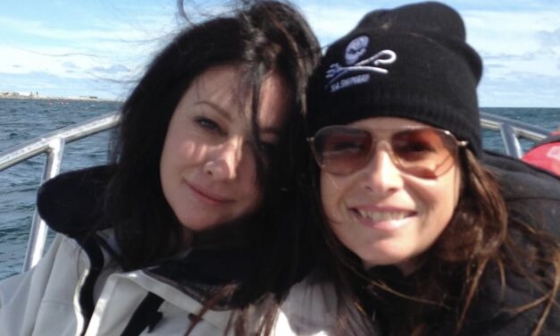 Holly Marie Combs ricorda Shannen Doherty ad una settimana dalla morte: “La mia roccia, aveva promesso che mi avrebbe tormentata”