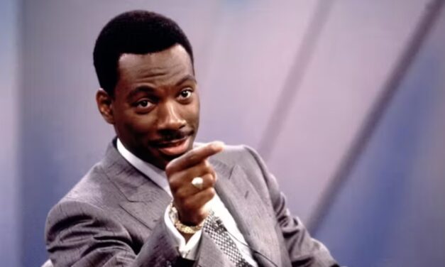 Eddie Murphy: “Non bevo. Ho fumato uno spinello per la prima volta a 30 anni. Uscivo con Belushi e Robin Williams, ma non ero interessato alle droghe”