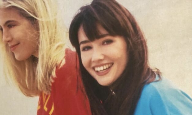 Tori Spelling: “Shannen ed io siamo state l’una l’ala dell’altra, mi ha sempre difeso. Era una ribelle in un’epoca in cui era difficile esserlo”
