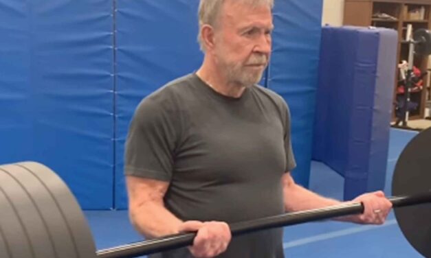 Chuck Norris si allena e solleva, a 84 anni, un bilanciere da 250 chili: “Tranquilli, mi sto solo riscaldando”