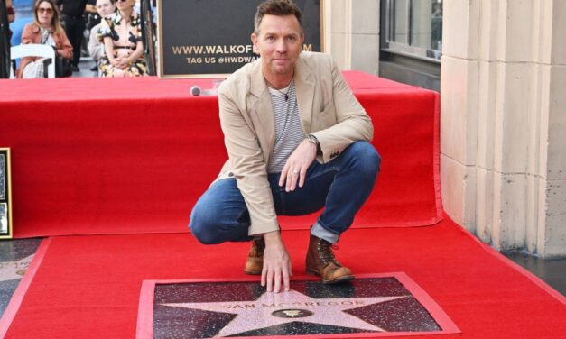 Ewan McGregor riceve la stella sulla Hollywood Walk Of Fame, con lui c’è Hayden Christensen: “È stato un onore duellare con le spade laser”