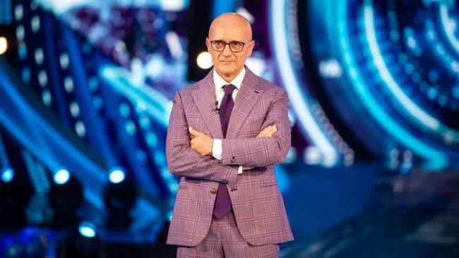 Alfonso Signorini: “Ero stanco del Grande Fratello e l’ho detto a Pier Silvio Berlusconi. Simona Ventura? Non considero il passaggio di conduzione un delitto di lesa maestà!”