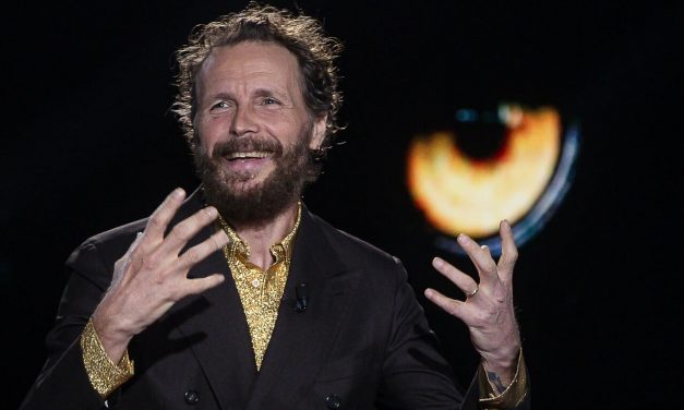 Jovanotti: “Berlusconi? Volammo con il suo elicottero da Arcore allo stadio per vedere il Milan. Valeria Marini? Sono un gentiluomo, non parlo di queste cose in pubblico!”