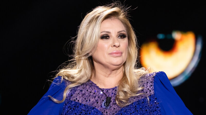 Tina Cipollari: “Maria De Filippi? Mi spegne i microfoni. Sono stata definita trash ma io mi sento popolare. Un’erede? Neanche se mi clonano!”