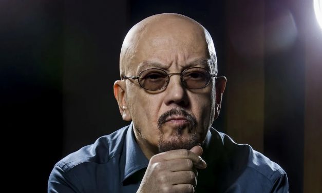 Enrico Ruggeri: “Dovrò operarmi per un altro polipo alla gola che mi tormenta da più di un anno. Sarà un Natale silenzioso”