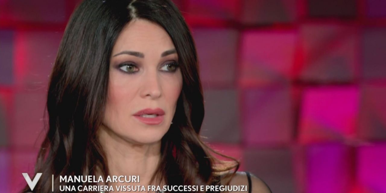 Manuela Arcuri: “Ho avuto fidanzati che volevano solo apparire sui giornali. Esperienze brutte ai provini? Mi chiesero di mostrare il seno”