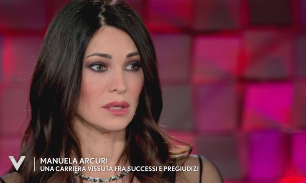Manuela Arcuri: “Ho avuto fidanzati che volevano solo apparire sui giornali. Esperienze brutte ai provini? Mi chiesero di mostrare il seno”