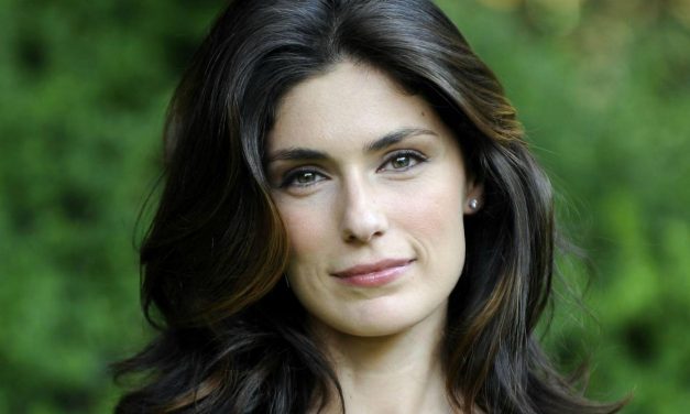 Anna Valle: “Ho 50 anni e ripenso a quanto fossi bella a 30. Sfido qualsiasi donna a infischiarsene, poi penso che sono contornata dall’amore e mi passa!”