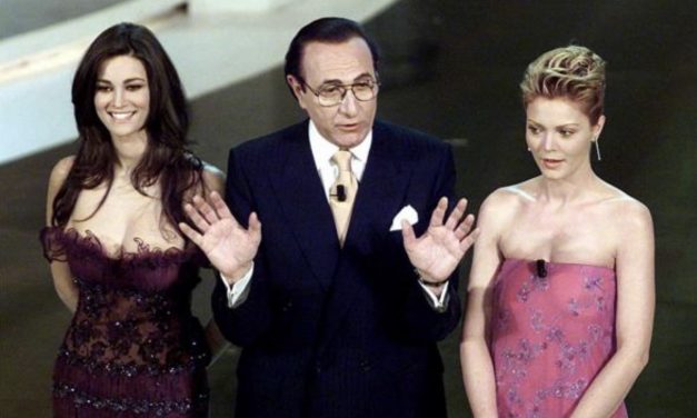 Manuela Arcuri e l’aneddoto su Sanremo 2002: “Mi venne la varicella due settimane prima della serata d’inizio”