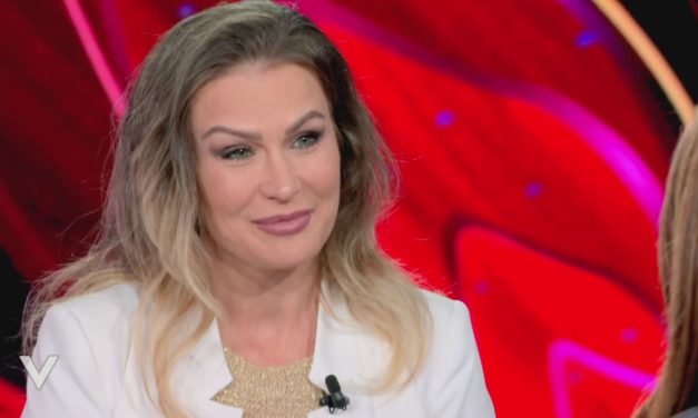 Eva Henger: “Mi sono pentita di aver fatto l’attrice di quel tipo di film, per le conseguenze che ha avuto sui miei figli, per il bullismo che hanno subito”