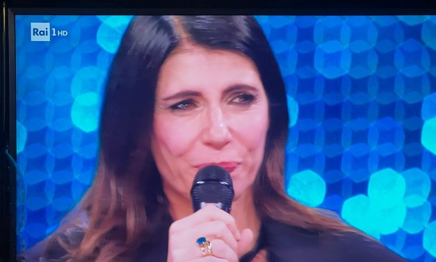 Sanremo 2025, Giorgia sul palco in lacrime ritira il premio Tim: «Non so se lo merito, ma vi ringrazio con tutto il mio cuore»