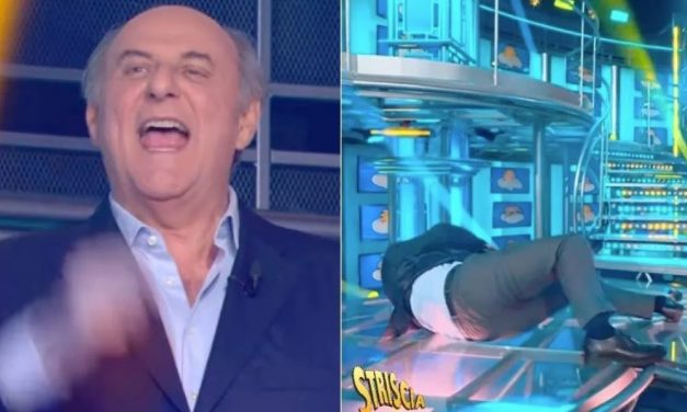 Gerry Scotti cade dalle scale a Striscia, ma è una gag: “Mi hanno telefonato gli amici e i parenti… pensavo fosse chiaro che fosse finta!”