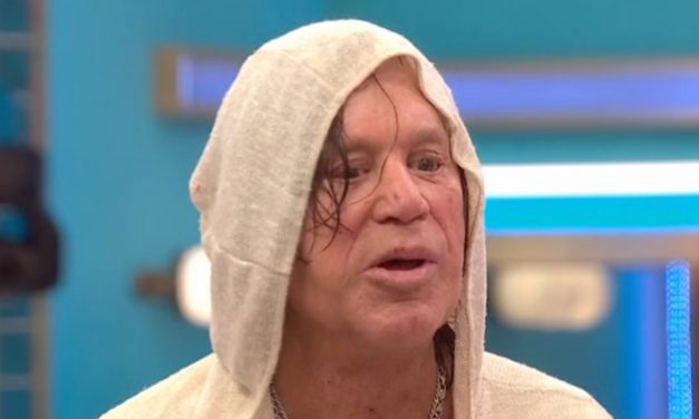 Mickey Rourke cacciato dal Grande Fratello UK dopo commenti omofobi: «Se rimango più di quattro giorni, non sarai più gay»
