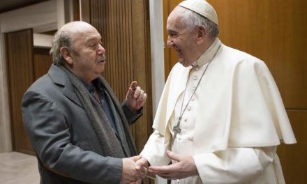 Lino Banfi: “Mia moglie chiese a Papa Francesco di farci morire insieme e lui si mise a piangere. Per compleanno il mi mandò un vocale, dopo 3 telefonate a cui non avevo risposto”