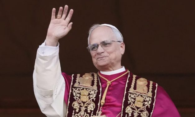 Il Cardinale Robert Francis Prevost è il nuovo Papa. Ha scelto il nome di Leone XIV: “Costruiamo ponti di pace con il dialogo e con l’incontro”