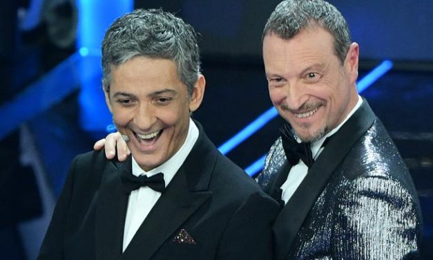 Fiorello videochiama Amadeus in diretta su Rai Radio2 e lancia lo scoop: “Guardate, è tornato in Rai! Anche se solo per mezzo minuto…