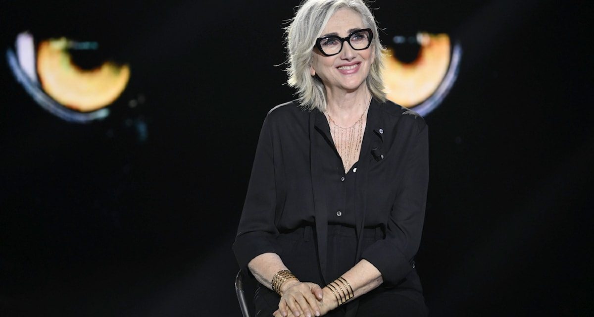 Lunetta Savino: “Non sopporto i baci sul set. Il peggior baciatore? Enrico Brignano! Un Medico in famiglia? Già alla seconda stagione mi dicevano di lasciare la tv”