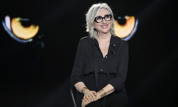 Lunetta Savino: “Non sopporto i baci sul set. Il peggior baciatore? Enrico Brignano! Un Medico in famiglia? Già alla seconda stagione mi dicevano di lasciare la tv”
