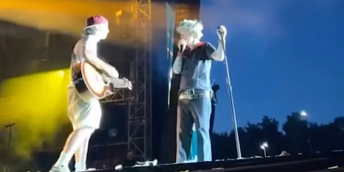 Green Day, spettatore sale sul palco e suona “Wonderwall” di Oasis: l’irritazione di Billie Joe Armstrong