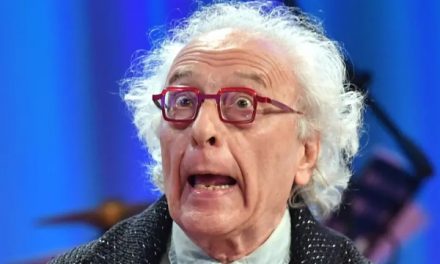 Mughini costretto a vendere la sua collezione di libri: «Non lavoro più in tv, non ho risparmi»