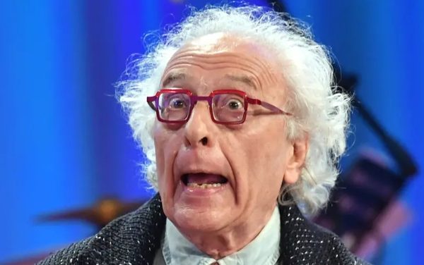 Mughini costretto a vendere la sua collezione di libri: «Non lavoro più in tv, non ho risparmi»