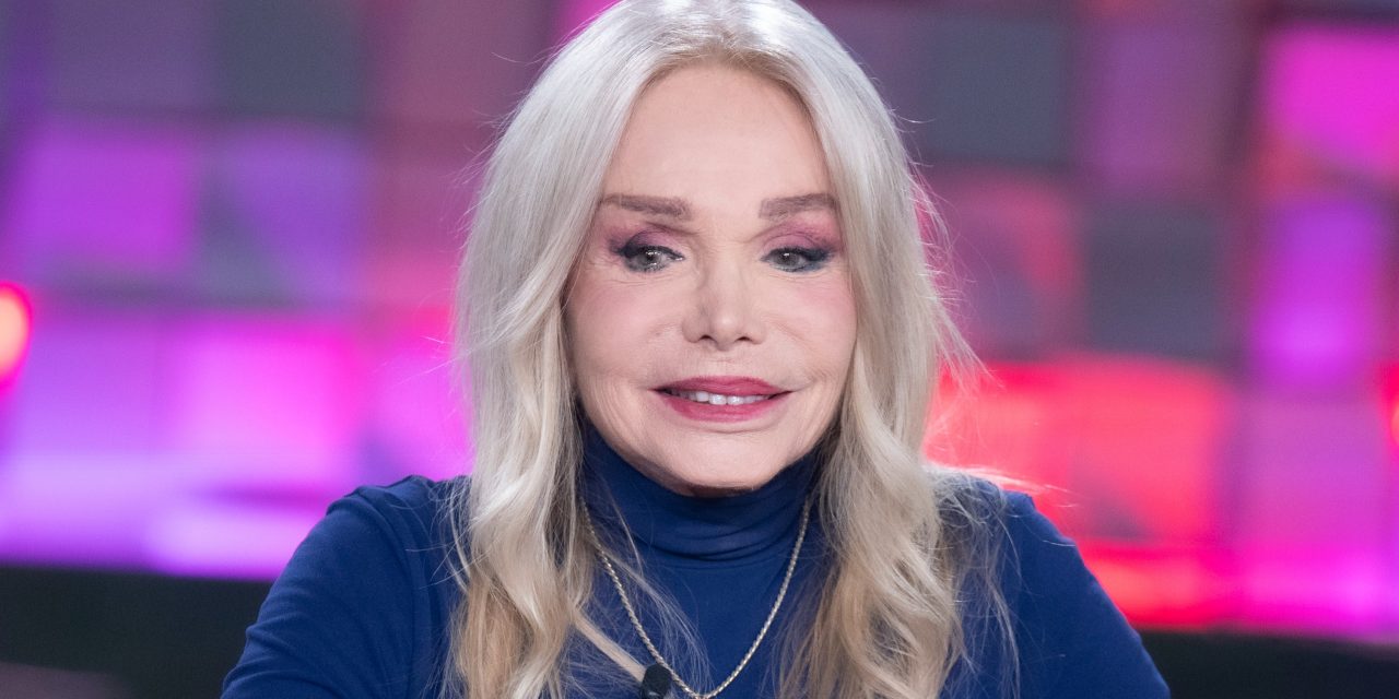 Maria Giovanna Elmi: “Scoprii che mio padre era morto mentre ero in Tv, mi trovai costretta a sorridere. Dopo un’operazione ho scoperto di non poter avere figli”