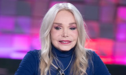 Maria Giovanna Elmi: “Scoprii che mio padre era morto mentre ero in Tv, mi trovai costretta a sorridere. Dopo un’operazione ho scoperto di non poter avere figli”