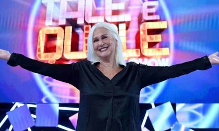 Loretta Goggi: “Carlo Conti? Dopo l’addio a Tale e Quale Show non l’ho più sentito. Ero diventata quella saccente e mi sono sentita in imbarazzo”