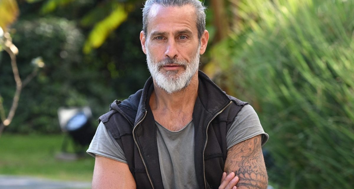 Raz Degan: “Organizzo digiuni collettivi, un esercizio per togliere il superfluo. Non guardo la tv, preferisco il silenzio e il contatto con la terra”