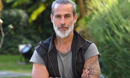 Raz Degan: “Organizzo digiuni collettivi, un esercizio per togliere il superfluo. Non guardo la tv, preferisco il silenzio e il contatto con la terra”