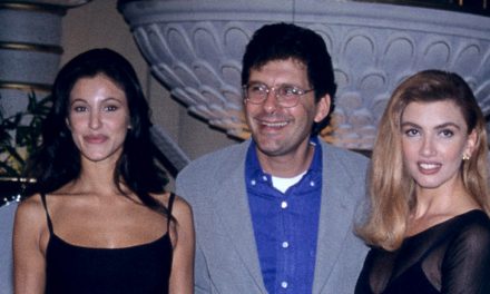 Adriana Volpe ricorda Fabrizio Frizzi: “Ai tempi di ‘Scommettiamo che?’ regalò, per Natale, un lingottino d’argento con un’incisione a tutti. Era sempre accogliente”