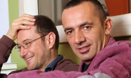 Chicco Sfondrini, storico autore di Amici: “Conobbi Maria De Filippi a Matricole e mi ricontattò anni dopo. La vittoria di Carta a Sanremo fu la svolta. Abbandonare i riflettori non fu semplice”