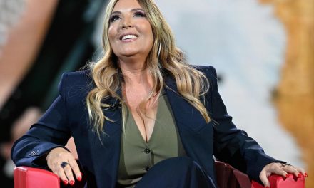 Selvaggia Lucarelli, Mediaset la vuole a tutti i costi: sul tavolo un’offerta di 35mila euro a puntata per affiancare Ilary Blasi al Gf Vip