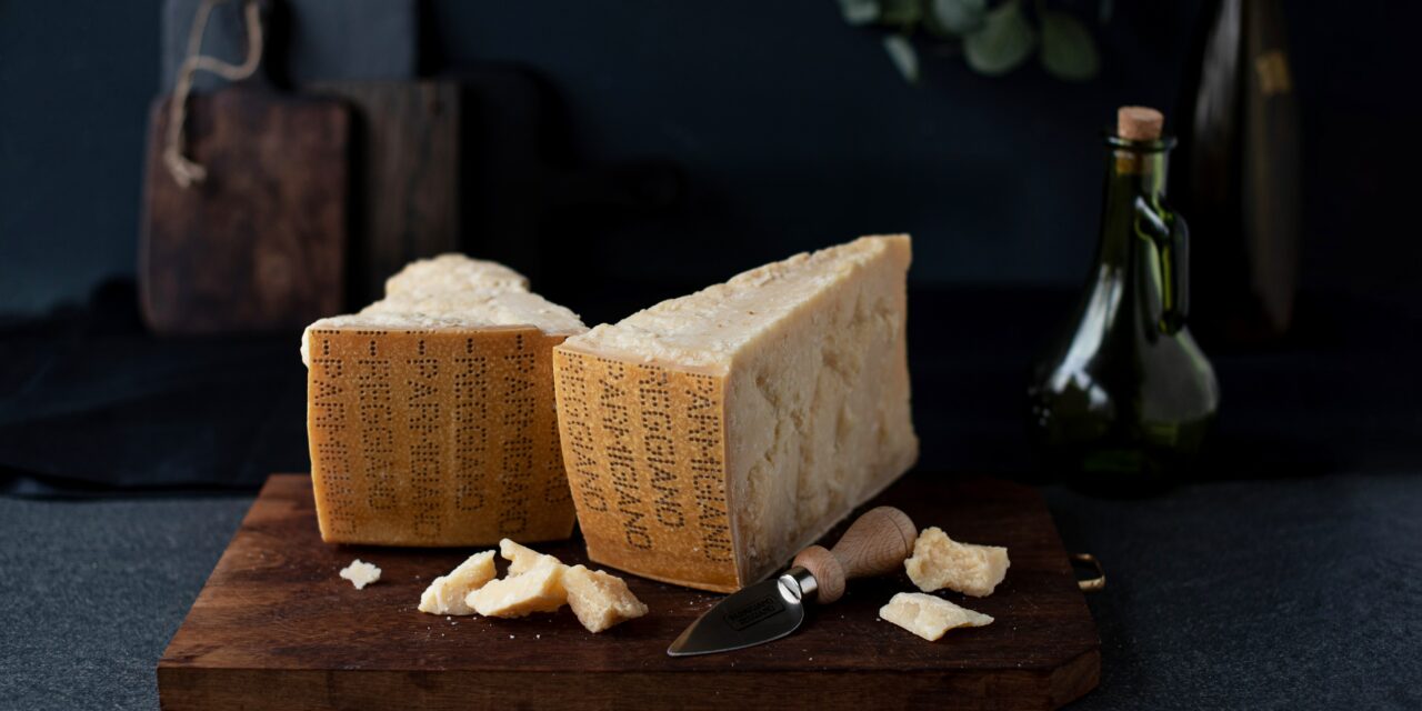 Parmigiano Reggiano protagonista a Tuttofood, con premiazioni, masterclass e degustazioni. Confermato il trend positivo dell’export: +1,8% nel primo trimestre 2026