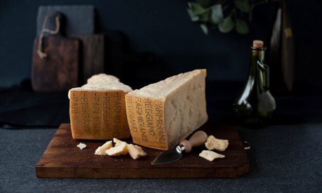Parmigiano Reggiano protagonista a Tuttofood, con premiazioni, masterclass e degustazioni. Confermato il trend positivo dell’export: +1,8% nel primo trimestre 2026