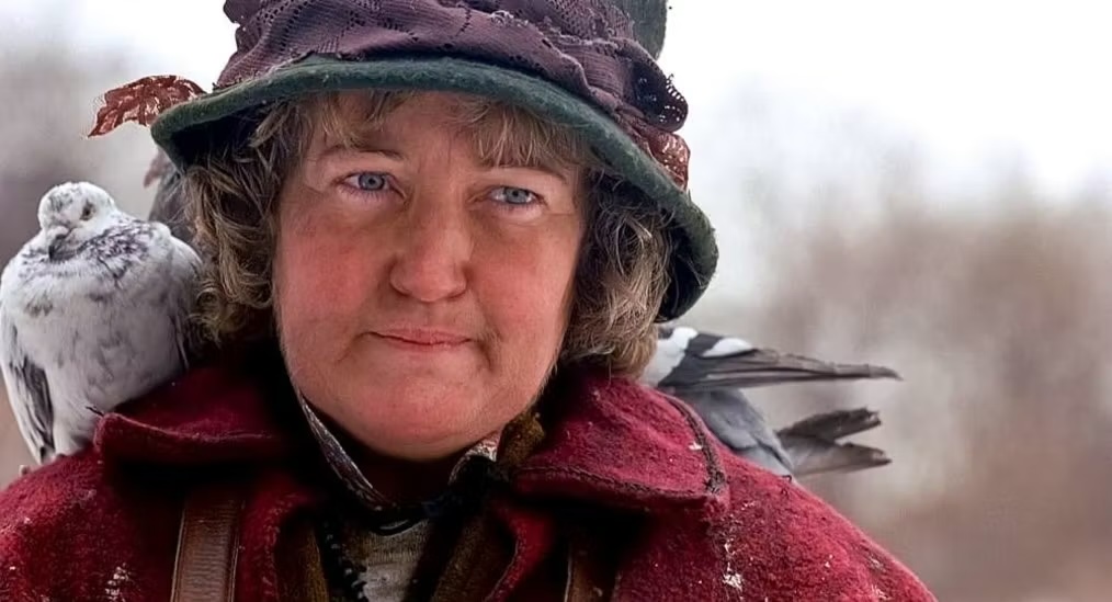 Addio a Brenda Fricker, la “Signora dei piccioni” di Mamma, ho riperso l’aereo: aveva 81 anni